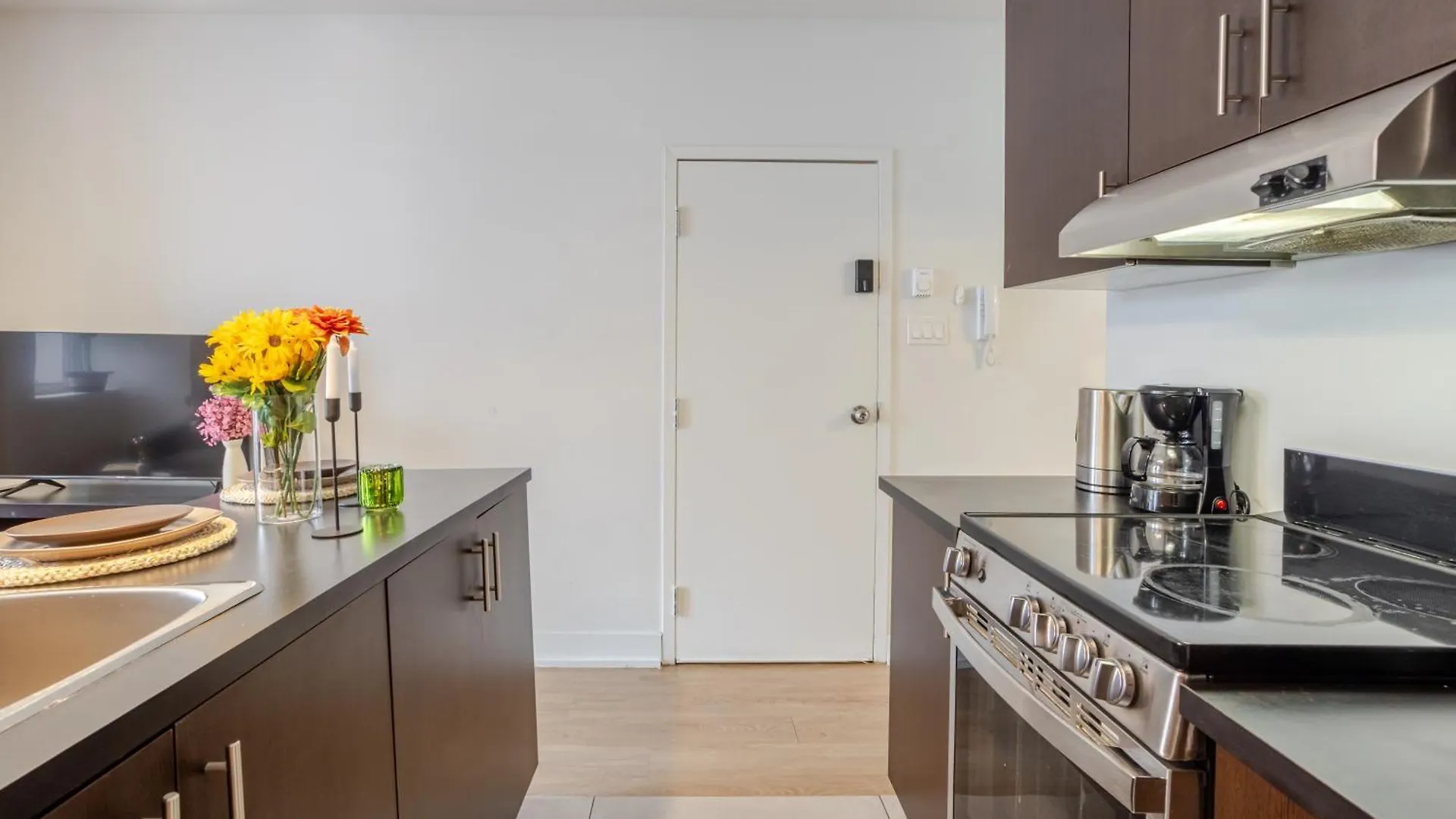 Central 2Bdr Condo On Bishop-Vibe Central Mtl Zw4 Montreal Apartment