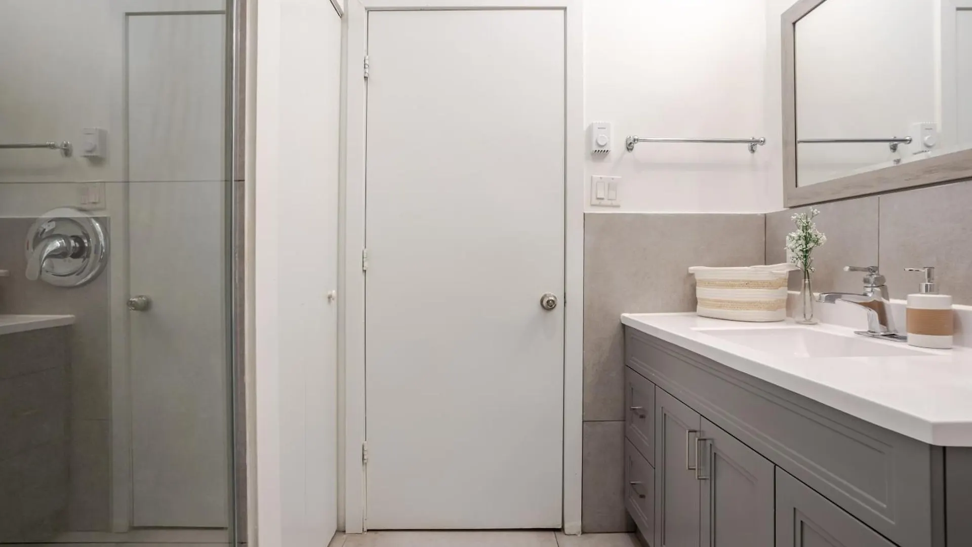 Central 2Bdr Condo On Bishop-Vibe Central Mtl Zw4 Montreal Apartment